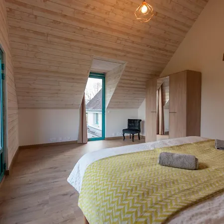 Aux Hirondelles Du Chêne, Maison Ecureuil Leuvrigny